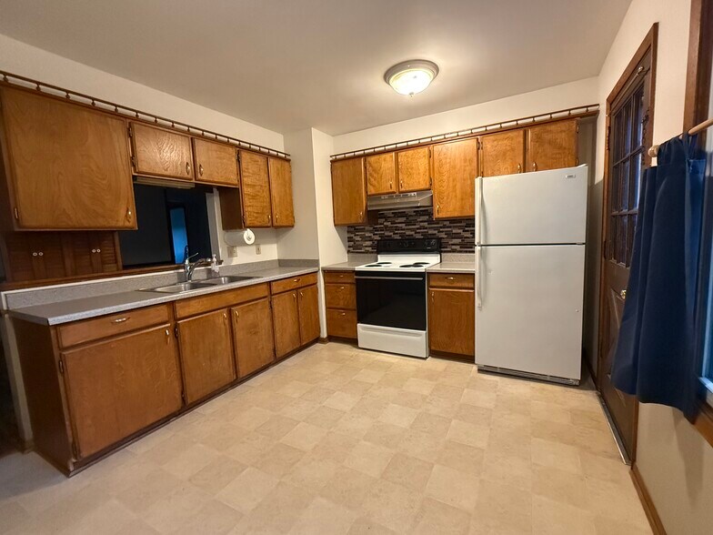 Kitchen with a partial open concept - 485 Hillcrest Rd