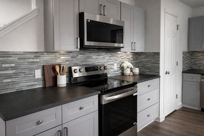 Building Photo - 4 Bed 2.5 Bath NEW MANAGEMENT!!!