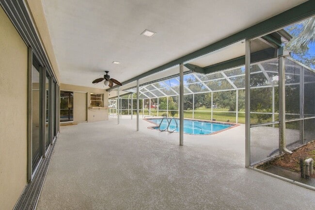 Building Photo - 1257 Fairway Cir S
