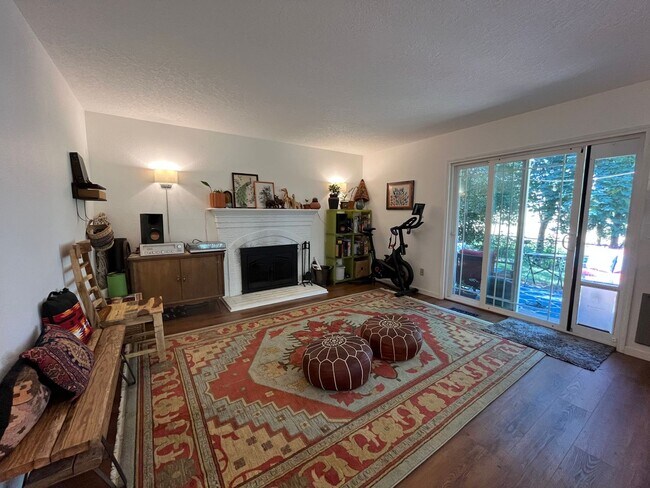 Building Photo - Beautiful 4Bd + 3Ba in Portland!! Offers Beautiful Outdoor Views and Great Gardening Backyards!!