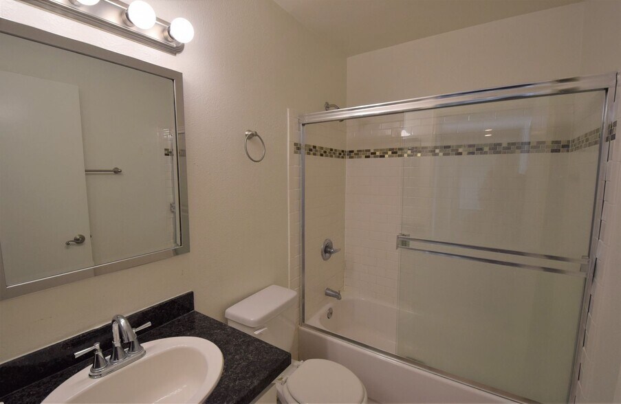 Building Photo - 2119 Elsinore St