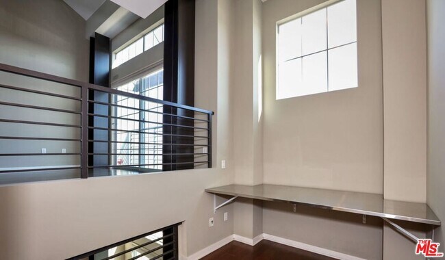 Building Photo - 5350 Playa Vista Dr
