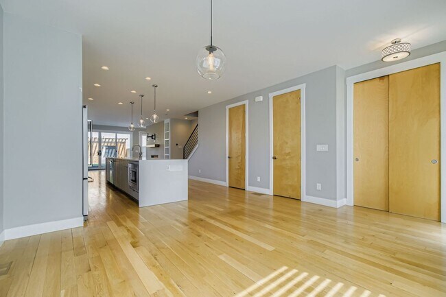 Building Photo - Beautiful, Modern 3 Bed/ 4 bath Home in Curtis Park! FIRST MONTHS RENT FREE!