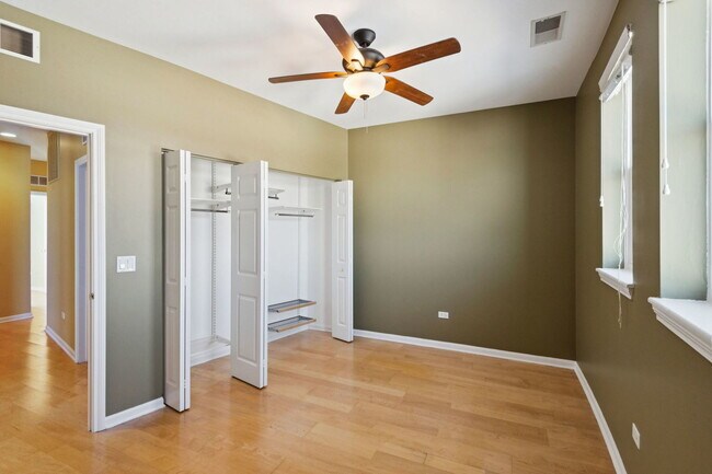 Building Photo - 7748 N Sheridan Rd