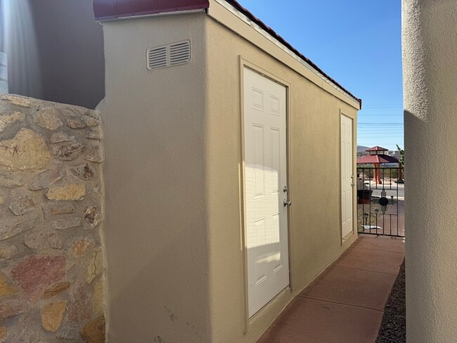 Building Photo - 682 La Melodia Dr