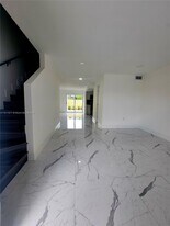 Building Photo - 5913 SW 36th Ct