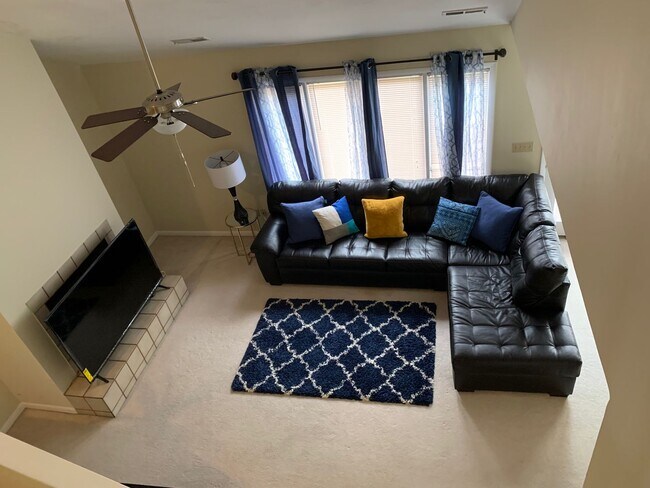 Building Photo - *Price Reduced* 2 Bedroom 2.5 Bath Townhou...