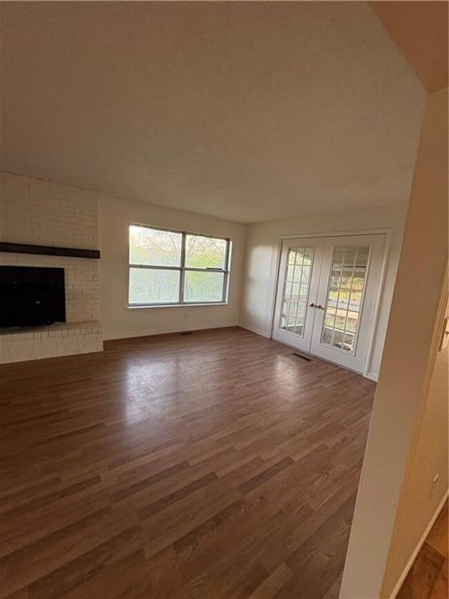 Building Photo - Spacious 4 bedroom, 2.5  bath house near B...