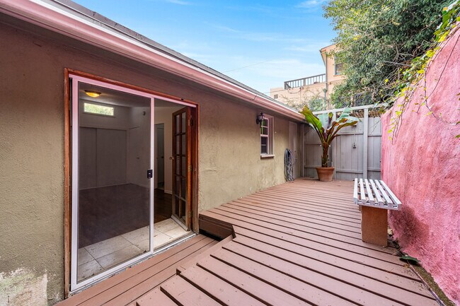 Building Photo - 6148 Glen Holly St