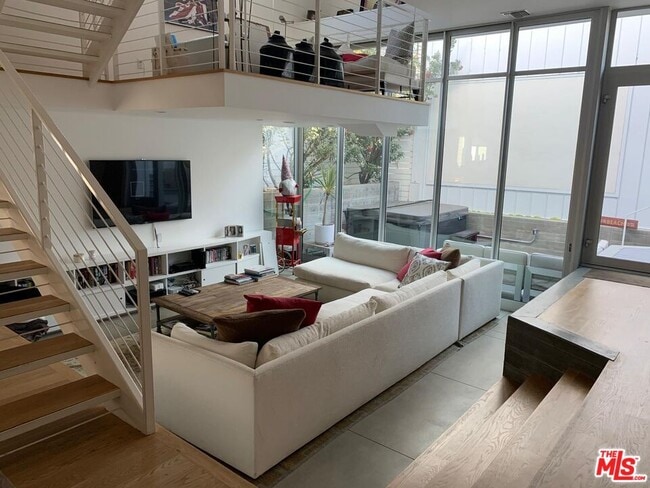 Building Photo - 338 Rennie Ave