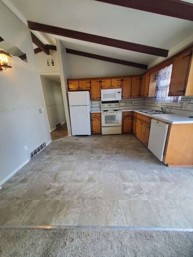 Building Photo - Spacious Ranch Style 4 BR Available in Aug...