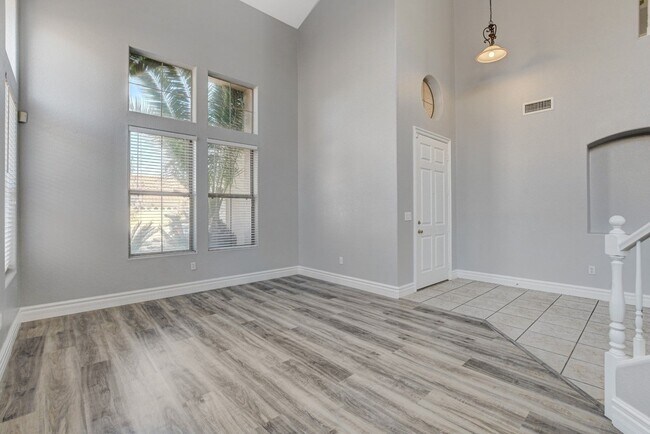 Building Photo - MASSIVE 5 BEDROOM, 2 STORY HOME IN DESIRABLE RHODES RANCH GOLF COURSE COMMUNITY!