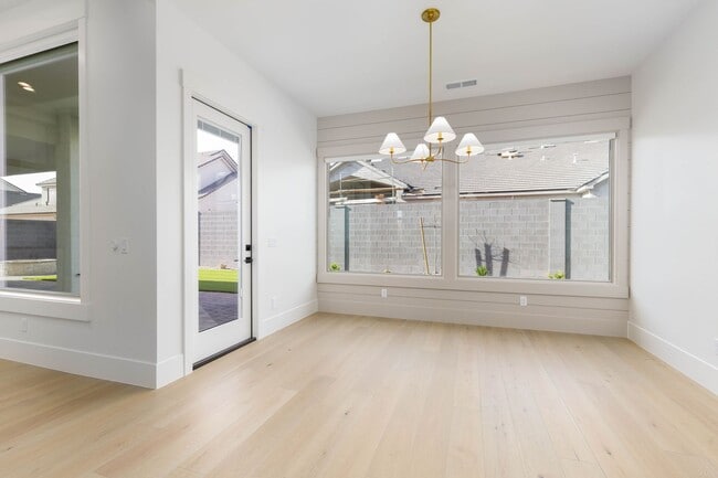 Building Photo - Beautiful single story with 4 bedrooms close to Crimson High School