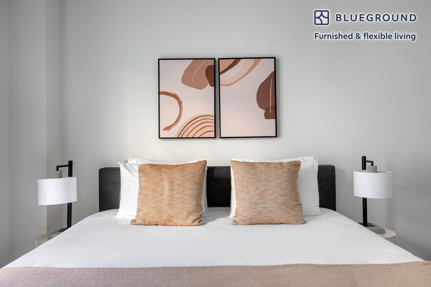 Building Photo - 15 W 55th St