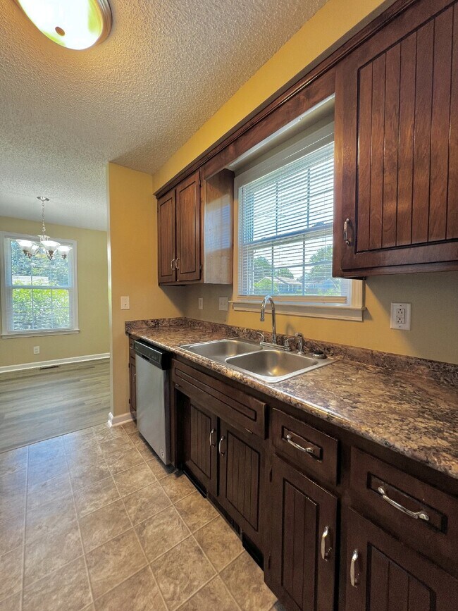 Building Photo - 562 Jacquie Dr