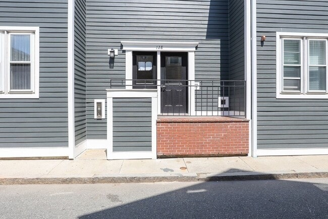 Building Photo - 128 Tudor St