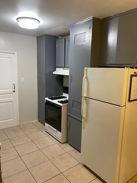 Gas Stove - Refrigerator - 13616 Penn St