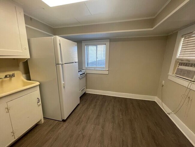 Building Photo - ((MOVE IN SPECIAL)) Simply the BEST! Adora...