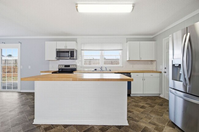 Building Photo - Majestic Maxwell