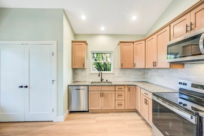 Building Photo - 515 Harrison Ave