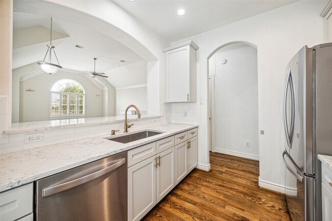 Building Photo - 5841 Katy St