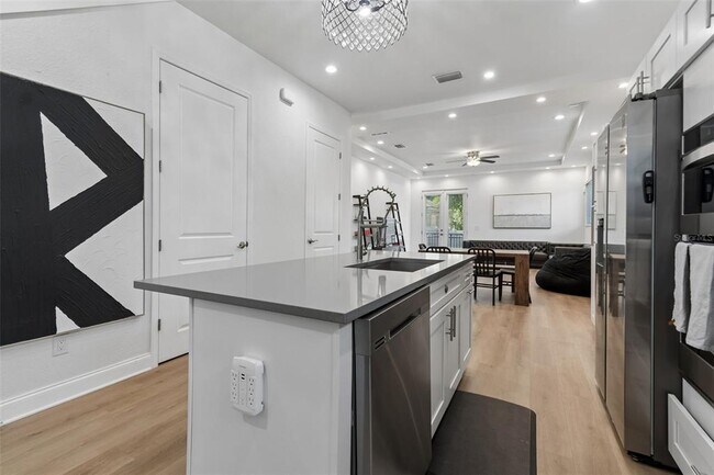 Building Photo - 2113 W Cass St