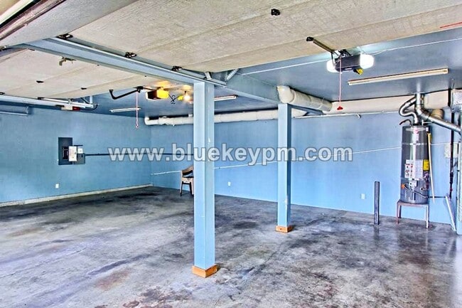 Building Photo - 4 Bed, 2 Bath Home in Well Established Nei...
