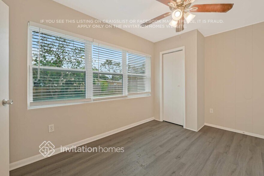 Building Photo - 6000 Balboa Dr
