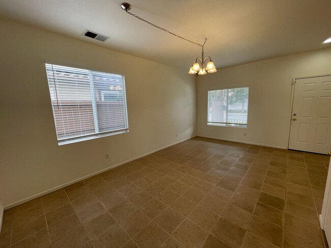 Building Photo - Spacious 4 Bedroom in Oceanside!