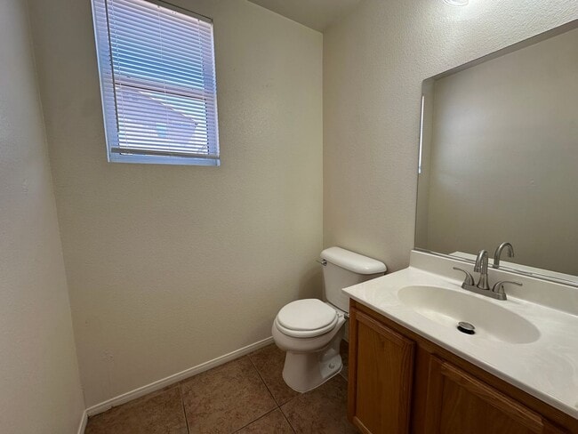 Building Photo - Great 3 Bedroom Home in Gated Community!