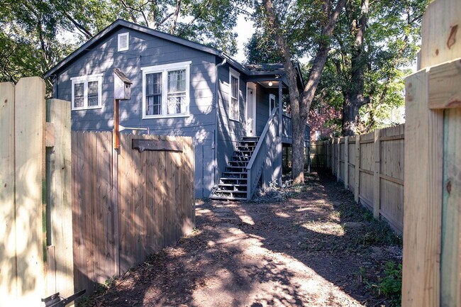 Building Photo - Atlanta Home, a 4 minute walk to bus stop Willingham Dr @ Colville Ave