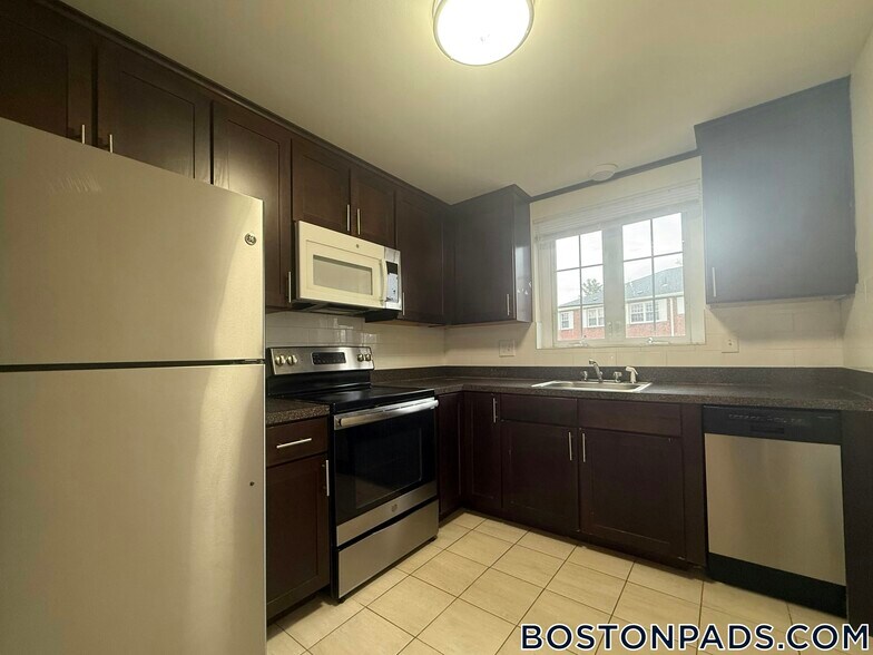 Building Photo - 8 Captain Parker Arms