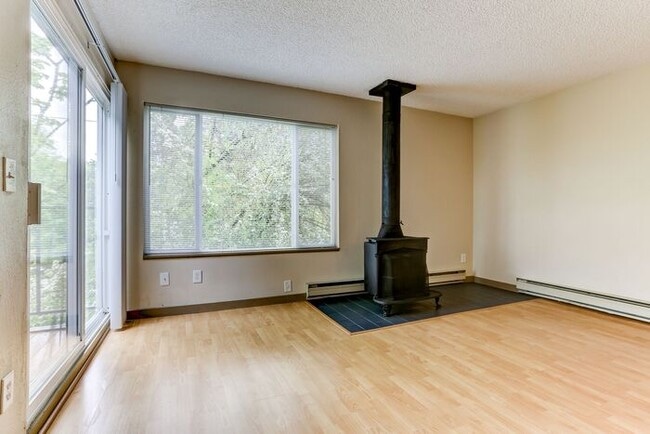 Building Photo - Lair Hill is offering a 1bed/1bath!! Get i...