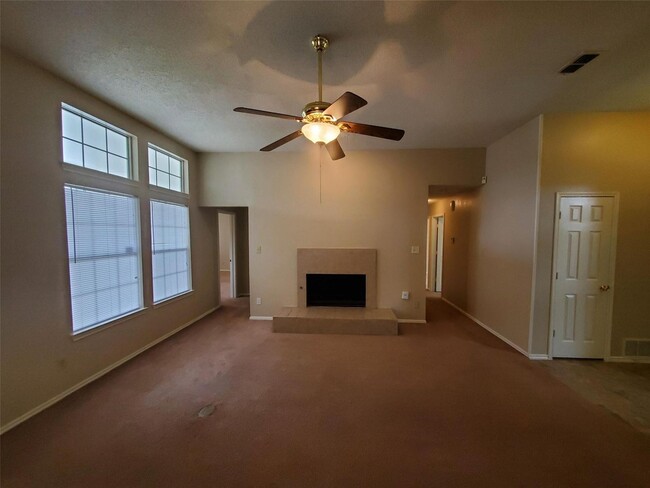 Building Photo - Lovely Garland Home over 1700 sqft!