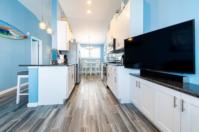 Building Photo - 516 Beach Park Ln