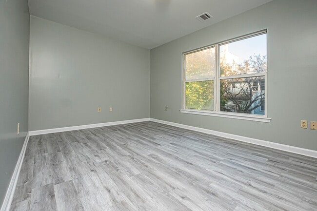 Building Photo - 54 Melrose Ave