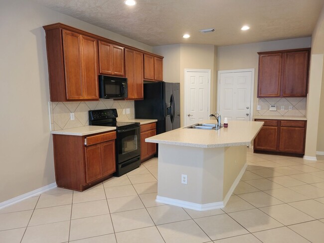 Building Photo - 3 BR Townhome Available, Pet Friendly!