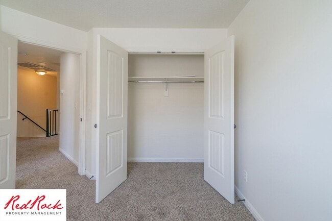 Building Photo - Charming 3 Bedroom Townhome with INTERNET INCLUDED & Dog-Friendly!