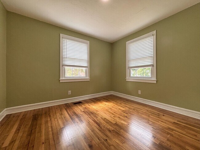 Building Photo - Get on over to Glendale!