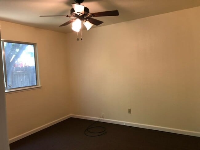 Building Photo - Charming Court Home Near Schools & Parks