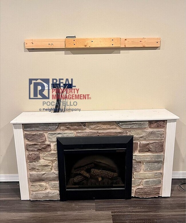 Building Photo - Beautiful 6 Bedroom 3 Bath house - 2 Car Garage - 6 month lease