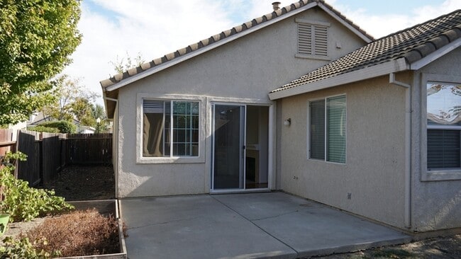 Building Photo - Gorgeous 3 bedroom 2 bathroom home in Sacramento!