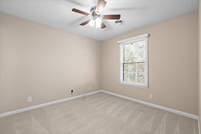 Building Photo - Pet Friendly Three Bedroom in Sango!