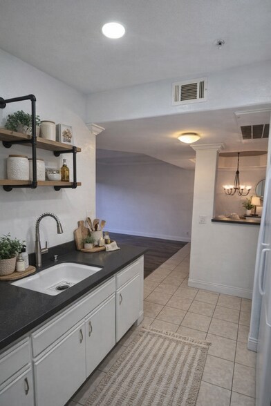 Building Photo - 640 W 4th St