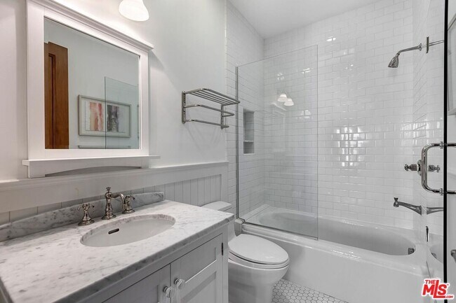Building Photo - 2134 La Mesa Dr