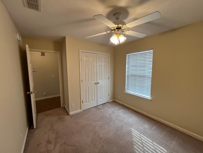 Building Photo - Available Now 3 BR 2 Bath Home in Lavernge with Fenced in Backyard!