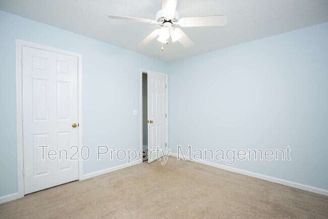 Building Photo - 2234 Birchwood Dr