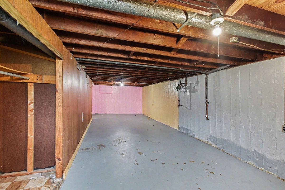 Building Photo - 250 Maple Dr