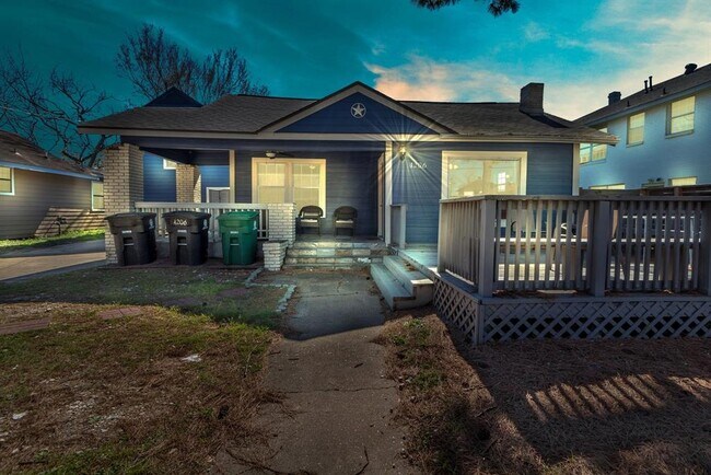 Primary Photo - 4206 Walker St