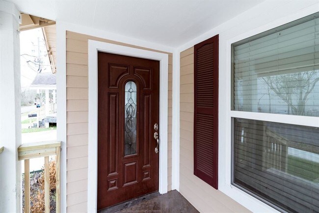 Beautiful entrance into home. - 3811 Fox St